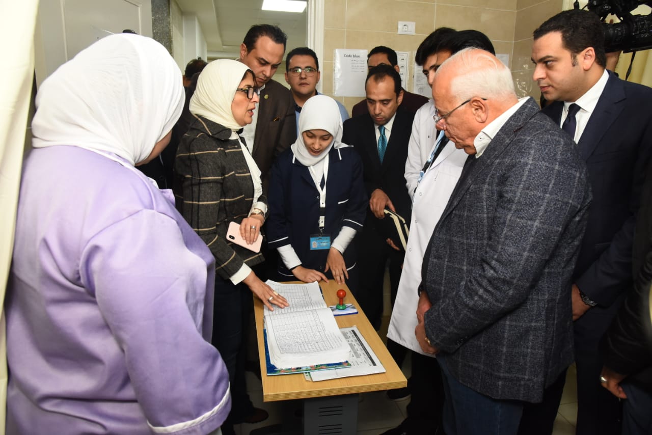وزيرة الصحة ومحافظ بورسعيد يتابعان منظومة التامين الصحي الشامل بمركز طب التعاونيات