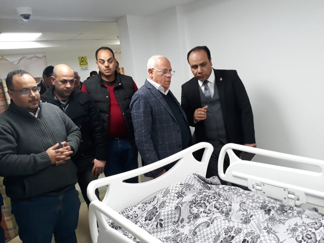 محافظ بورسعيد يزور مصابي حادث اتوبيس الاستثمار بمستشفي السلام بورسعيد