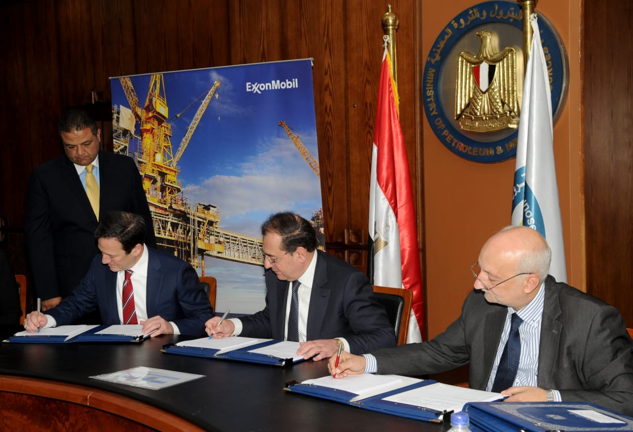 “إكسون موبيل” تحتفل بتوقيع اتفاقيتين بحريتين للبحث والتنقيب عن الغاز الطبيعي في مصر بالبحر الأبيض المتوسط