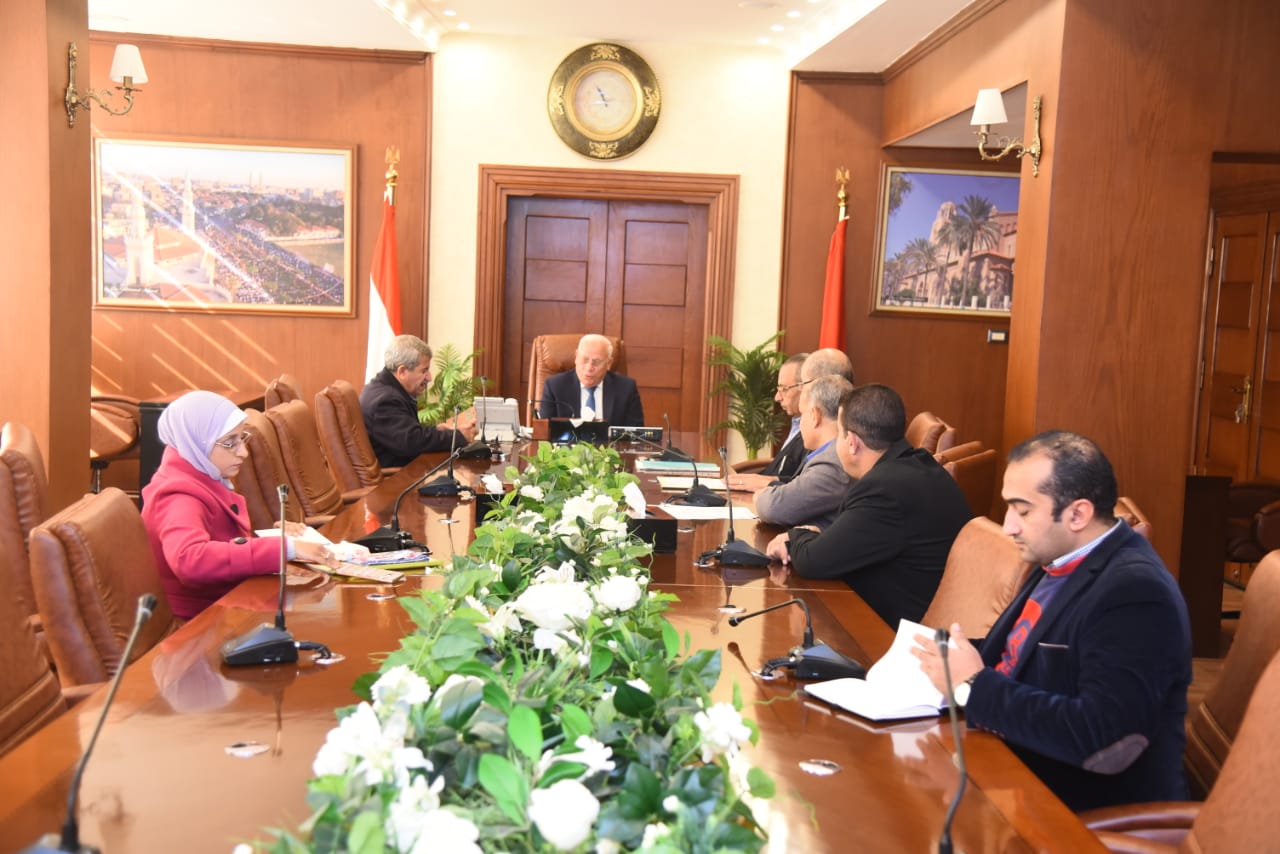 محافظ بورسعيد يعقد اجتماعا بشأن إقامة توسعات بعدد من المدارس ببورسعيد