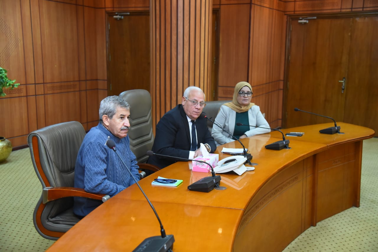 محافظ بورسعيد يعقد اجتماعا موسعا مع مكلفات الخدمة العامة بالمحافظة