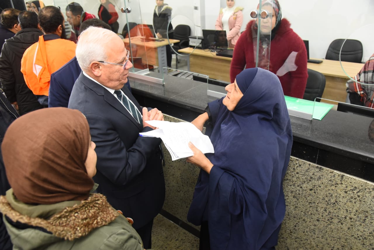 محافظ بورسعيد يلتقي بعدد من المواطنين بالمركز التكنولوجي لخدمة المواطنين