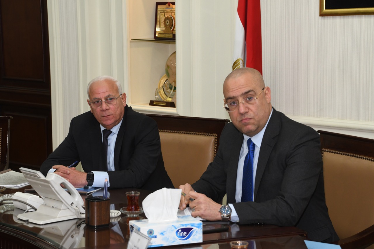 محافظ بورسعيد يبحث مع وزير الاسكان عدد من الموضوعات الخاصة بالصرف الصحي ومياة الشرب