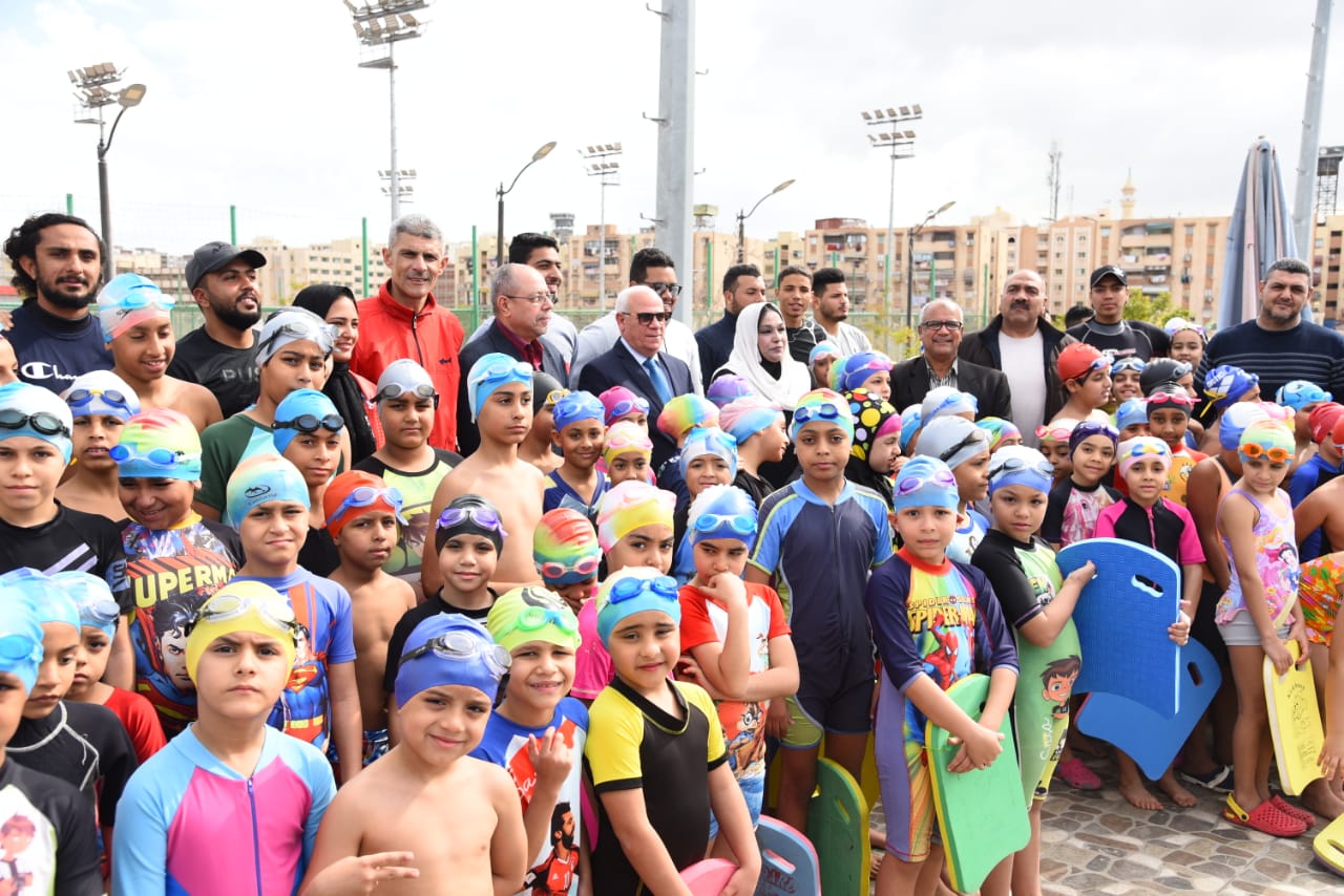 محافظ بورسعيد يطلق المرحلة الثانية لمبادرة “صيفنا مميز في براعم السباحة”