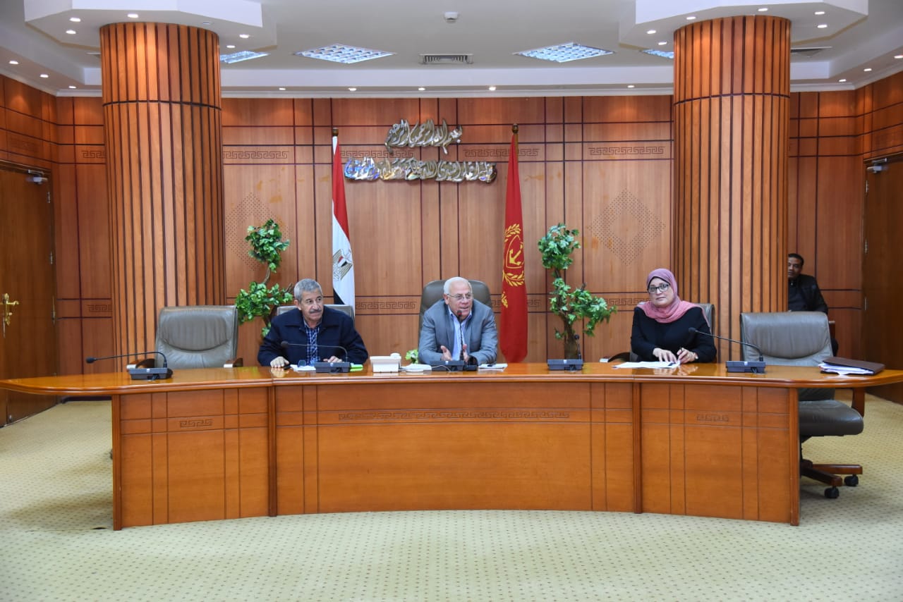 محافظ بورسعيد يلتقى مكلفات الخدمة العامة اللاتى تم اختيارهن لأداء الخدمة العامة بالديوان العام والأحياء