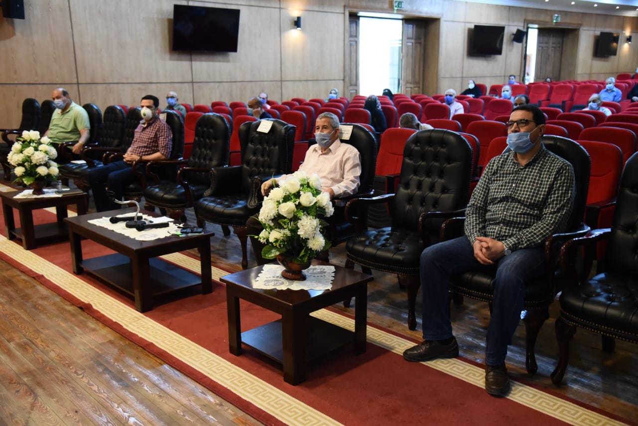 محافظ بورسعيد يلتقى رؤساء الأحياء ويشدد على الاهتمام بأعمال النظافة خلال عيد الفطر المبارك