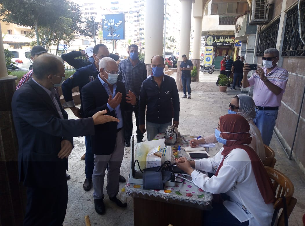 محافظ بورسعيد يتفقد فعاليات المبادرة الرئاسية «100 مليون صحة» لعلاج الأمراض المزمنة