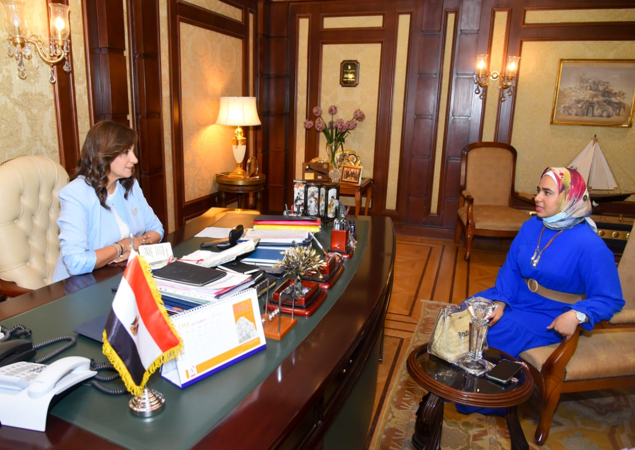 وزيرة الهجرة تستقبل الطالبة “آية محمد” إحدى الأوائل بالثانوية العامة في الكويت