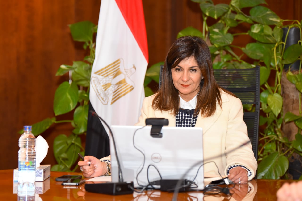 السفيرة نبيلة مكرم: غرفة عمليات وزارة الهجرة تتابع باستمرار موقف الجالية المصرية في مختلف المدن الأوكرانية 