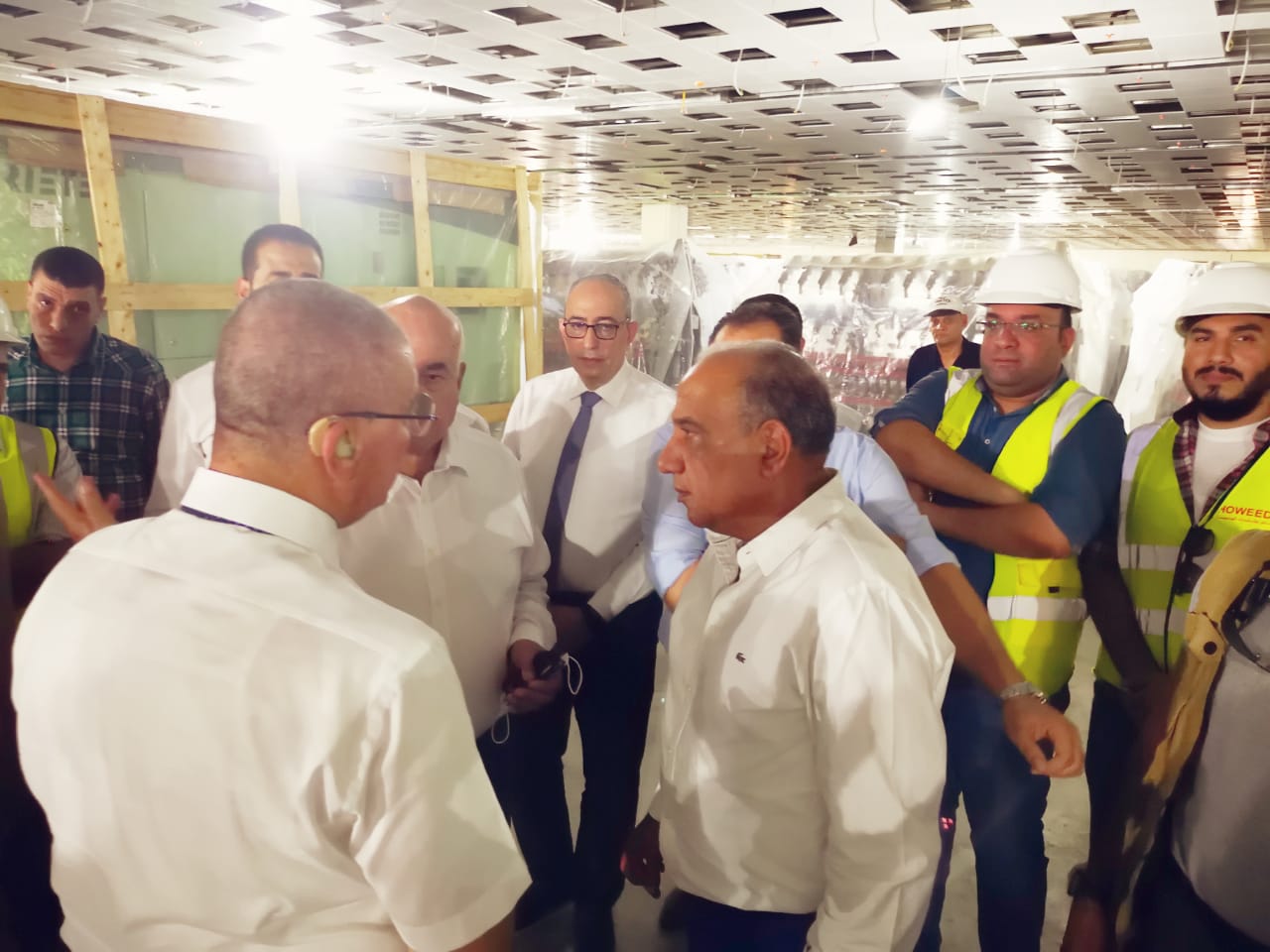 وزير قطاع الأعمال العام يتفقد أول شحنة من الماكينات الحديثة بمصنع غزل “4” بشركة غزل المحلة