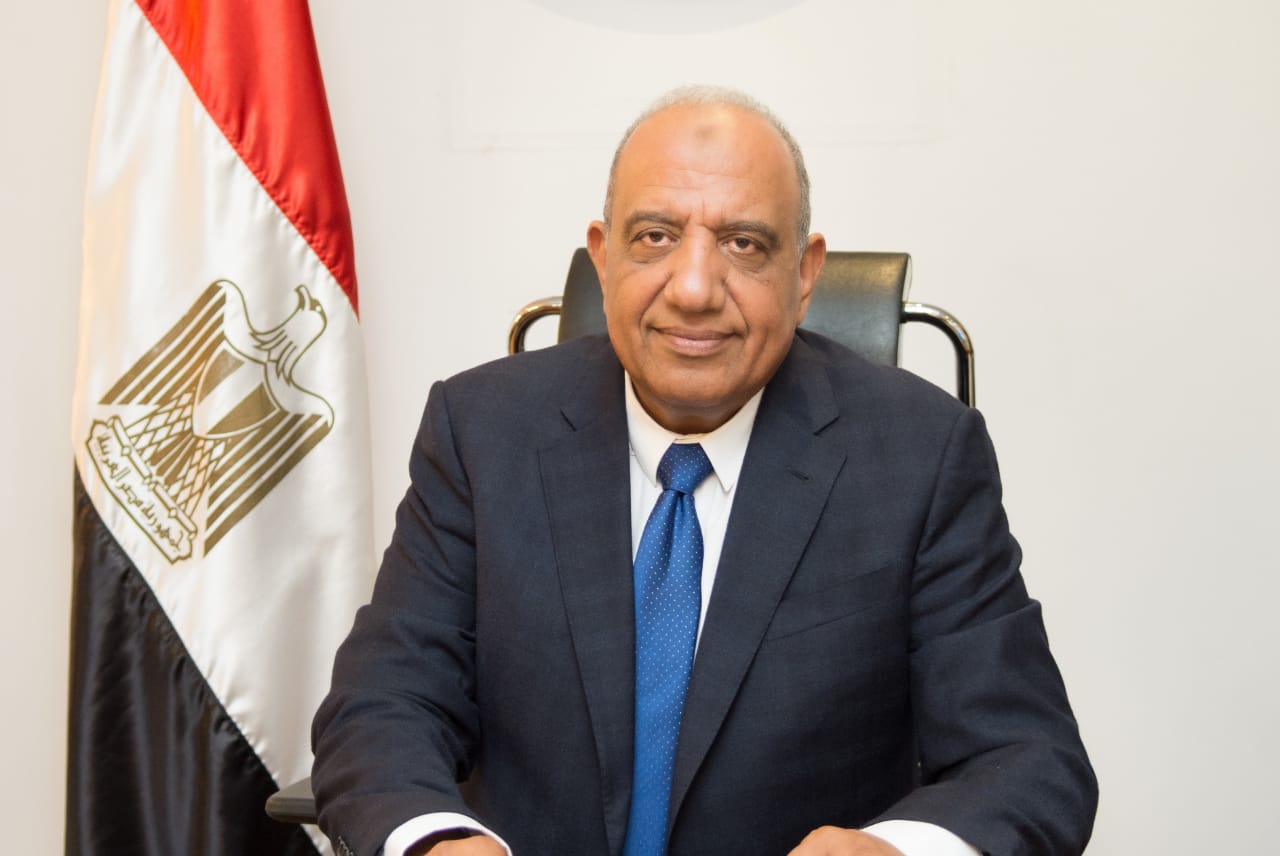 في زيارة مفاجئة.. وزير قطاع الأعمال العام يتفقد فرعين لـ”عمر أفندي” و”nit”