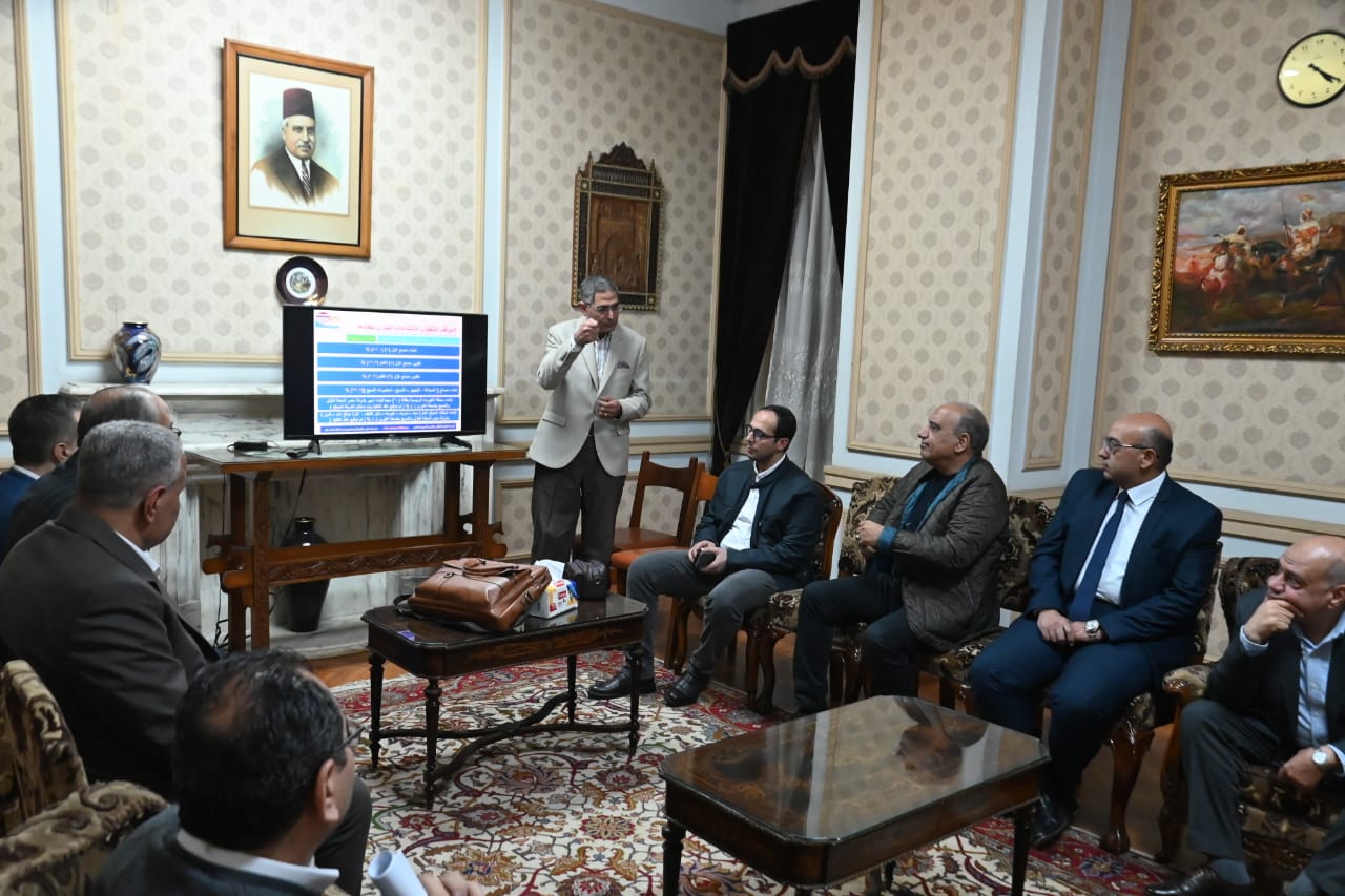 وزير قطاع الأعمال العام يبدأ زيارته إلى “غزل المحلة” بلقاء محافظ الغربية ومجلس إدارة الشركة 