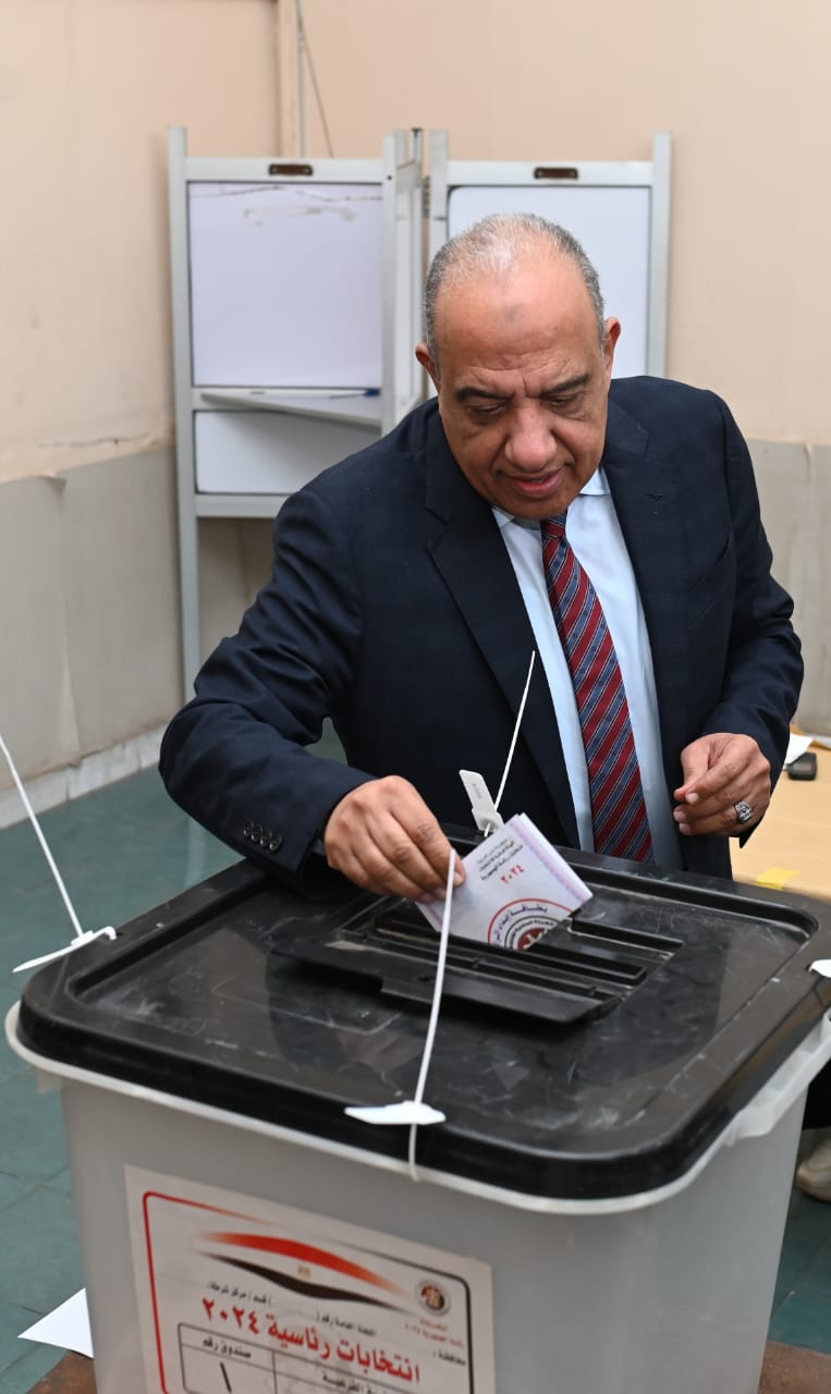 وزير قطاع الأعمال العام يدلي بصوته في الانتخابات الرئاسية أمام لجنة الجامعة العمالية بمدينة نصر